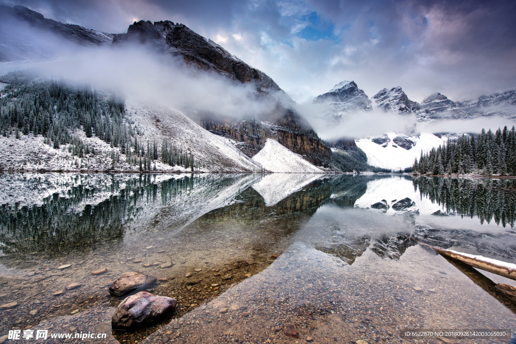 高山湖水雪景