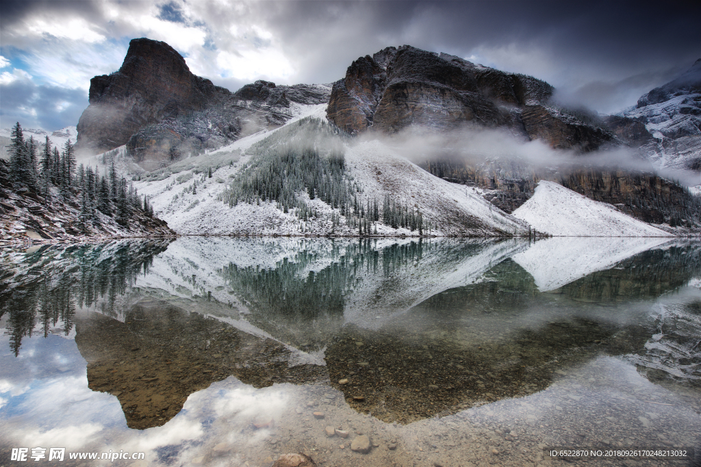 高山湖水雪景