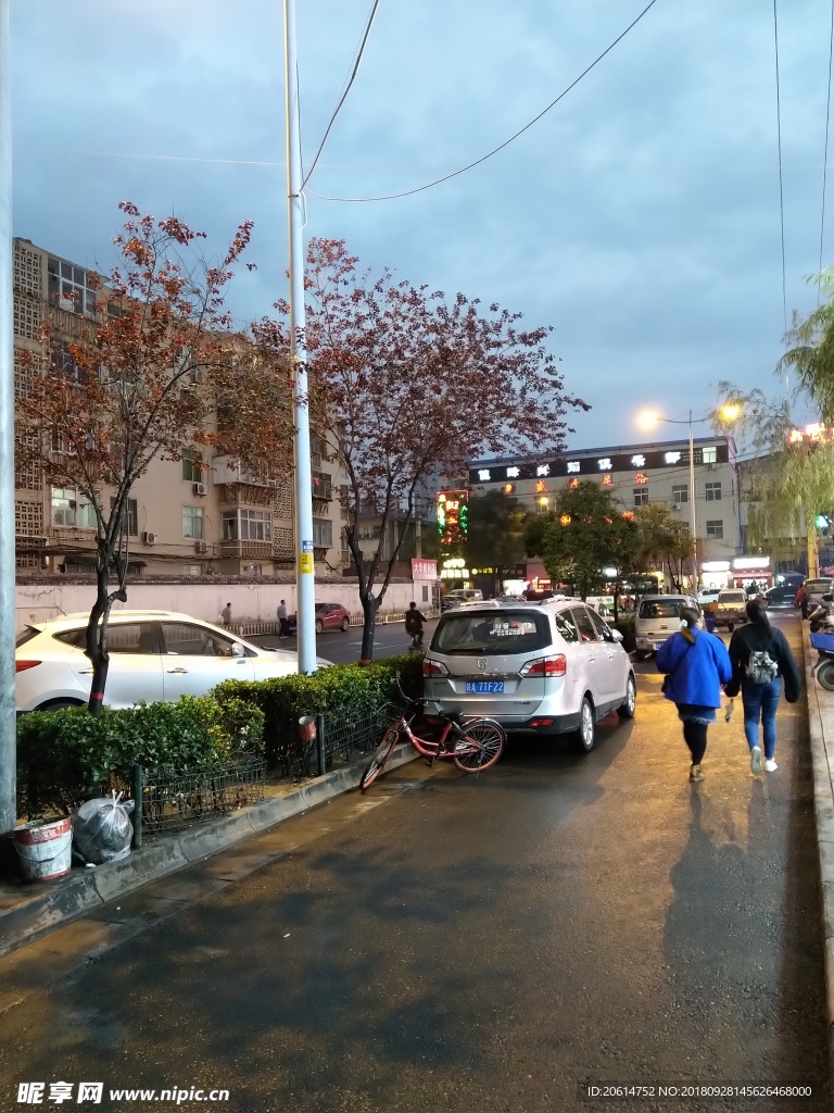 日暮下的城市街道