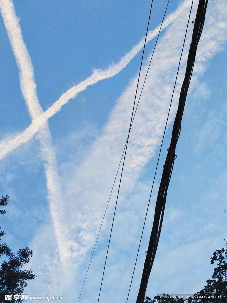 天空 飞机云