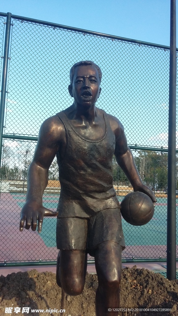 向阳运动休闲中心篮球场雕塑