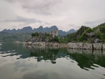 湖中山峰
