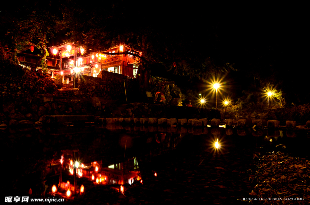 温州永嘉楠溪江岩龙古村夜景