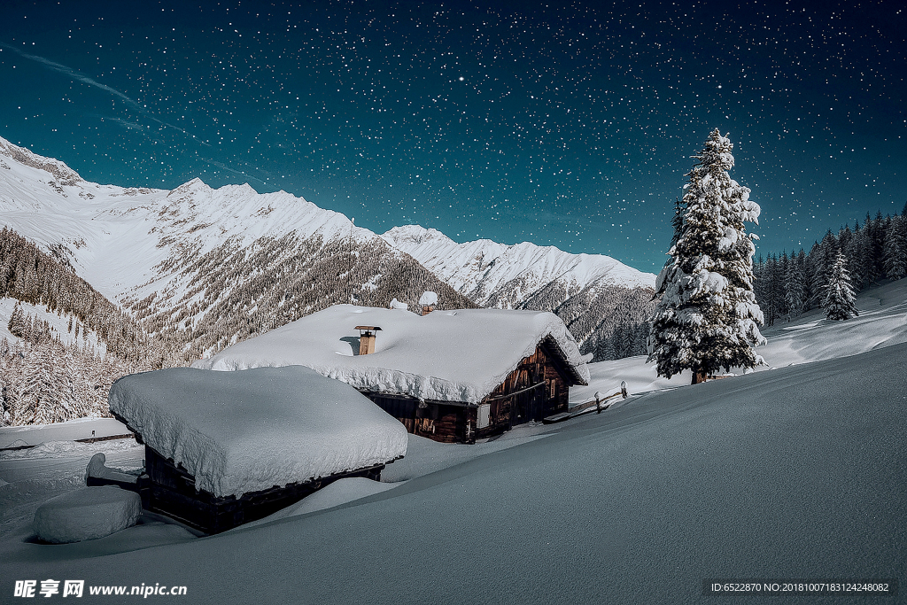 星空下的山区雪景