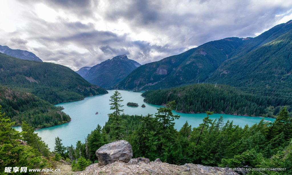 高山湖泊风景