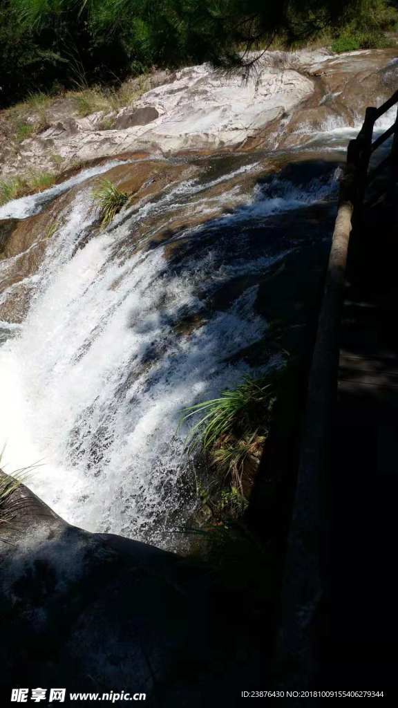 山中水流石出