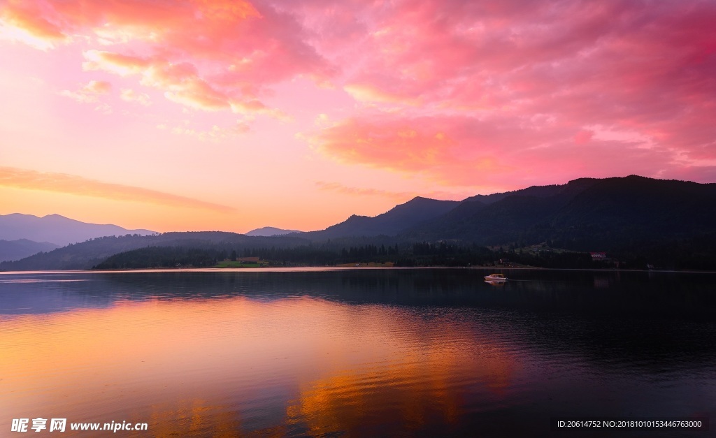 夕阳下的大山风景