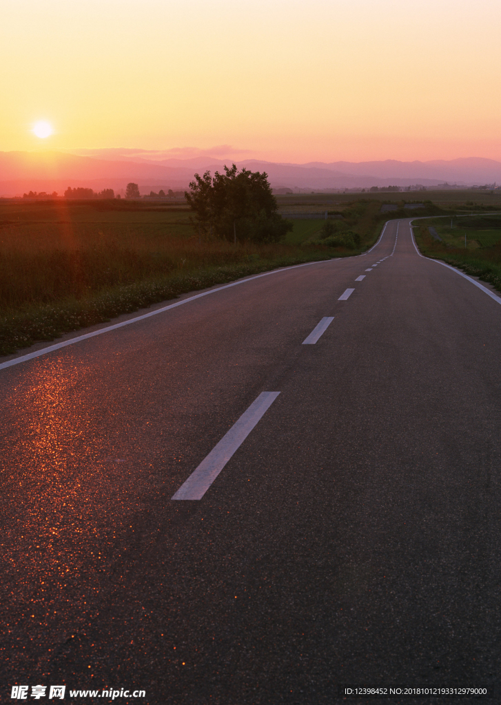 夕阳下的公路