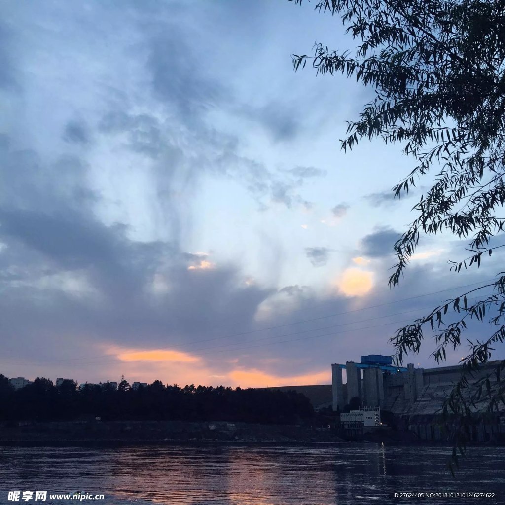 晚霞海边照