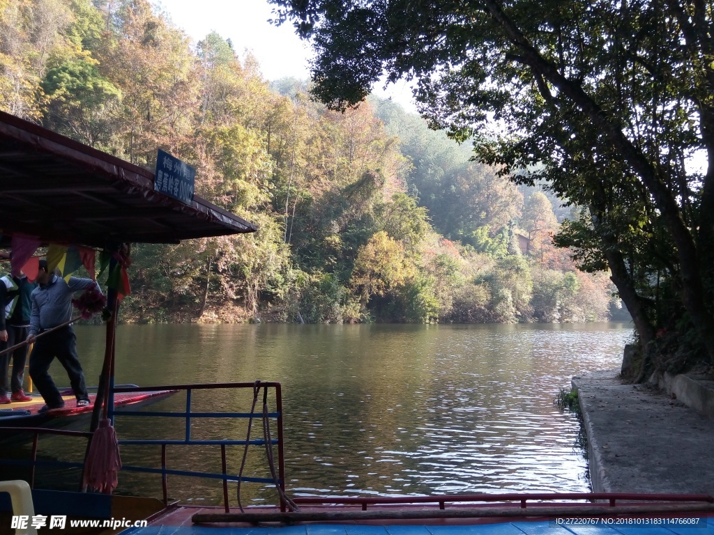 长潭水库  湖水平静 树林染红