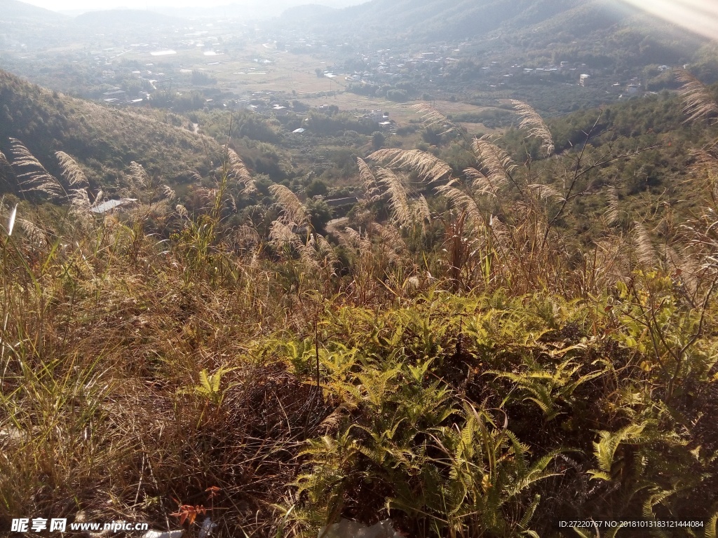 冬天山下村庄