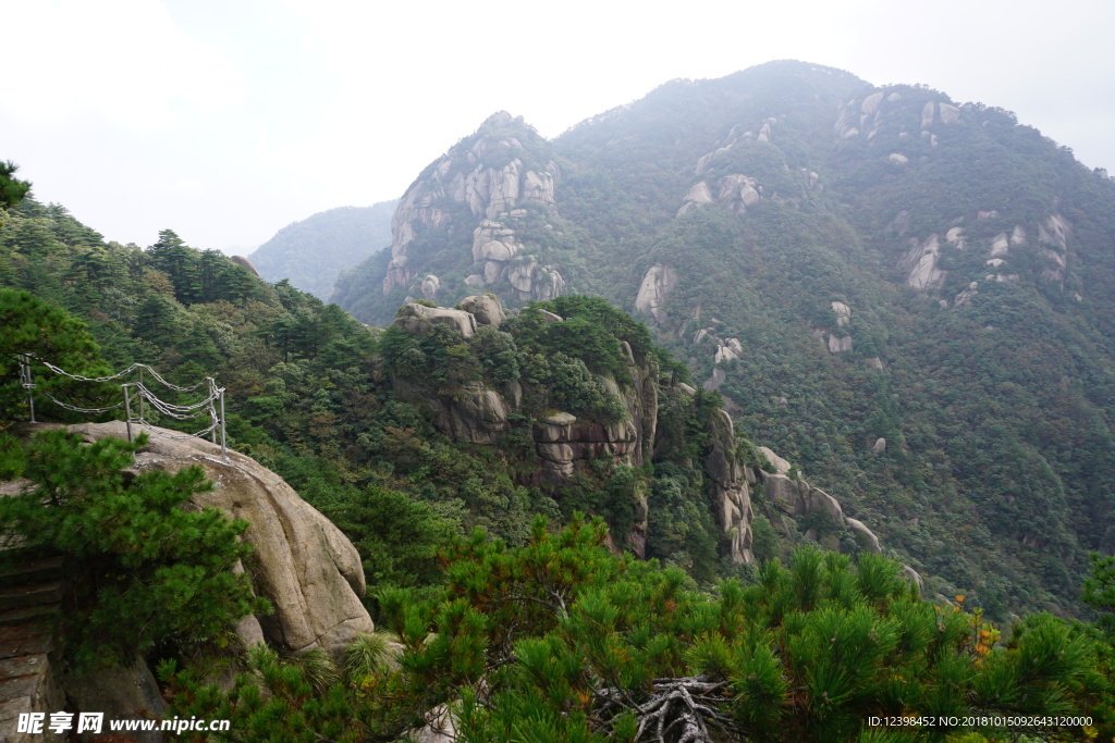 陡峭的山峰