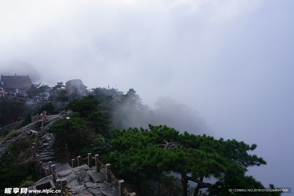 陡峭的山峰