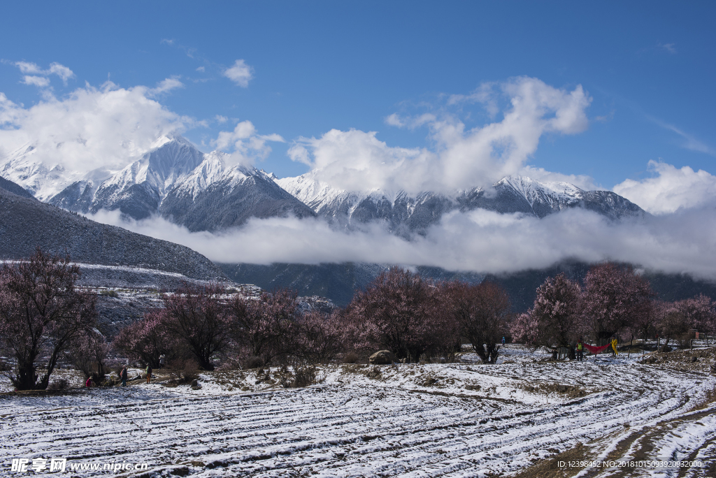 雪山下的村庄