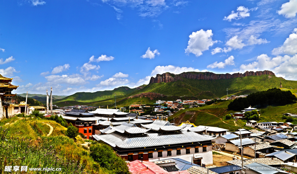 青山村落蓝天