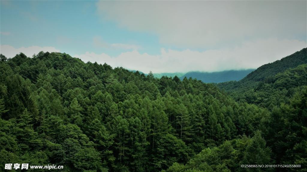 草地 大山 蓝天 群山 山脉