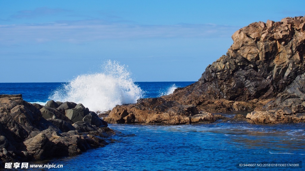 海浪拍打岩石图片