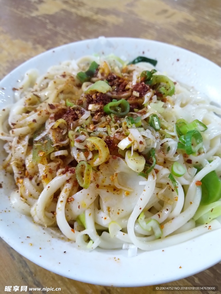 美食油泼面