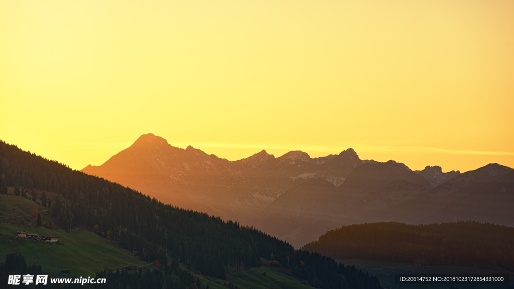 夕阳下的大山风景