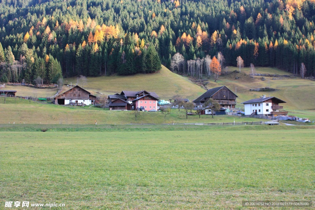 蓝天下的乡村风景