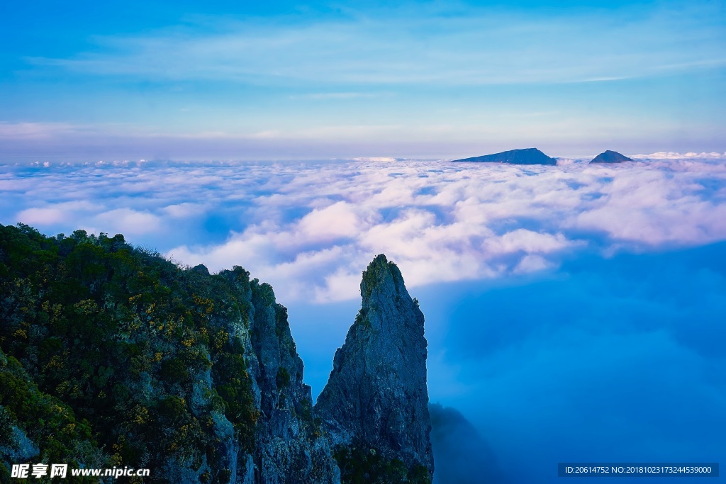 蓝天下的大山风光