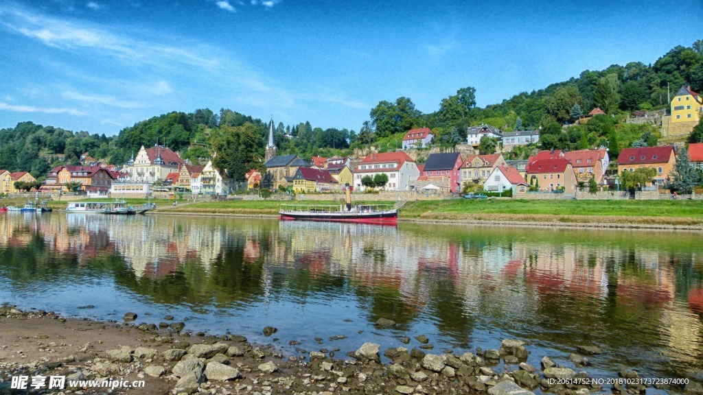 蓝天下的乡村河道美景