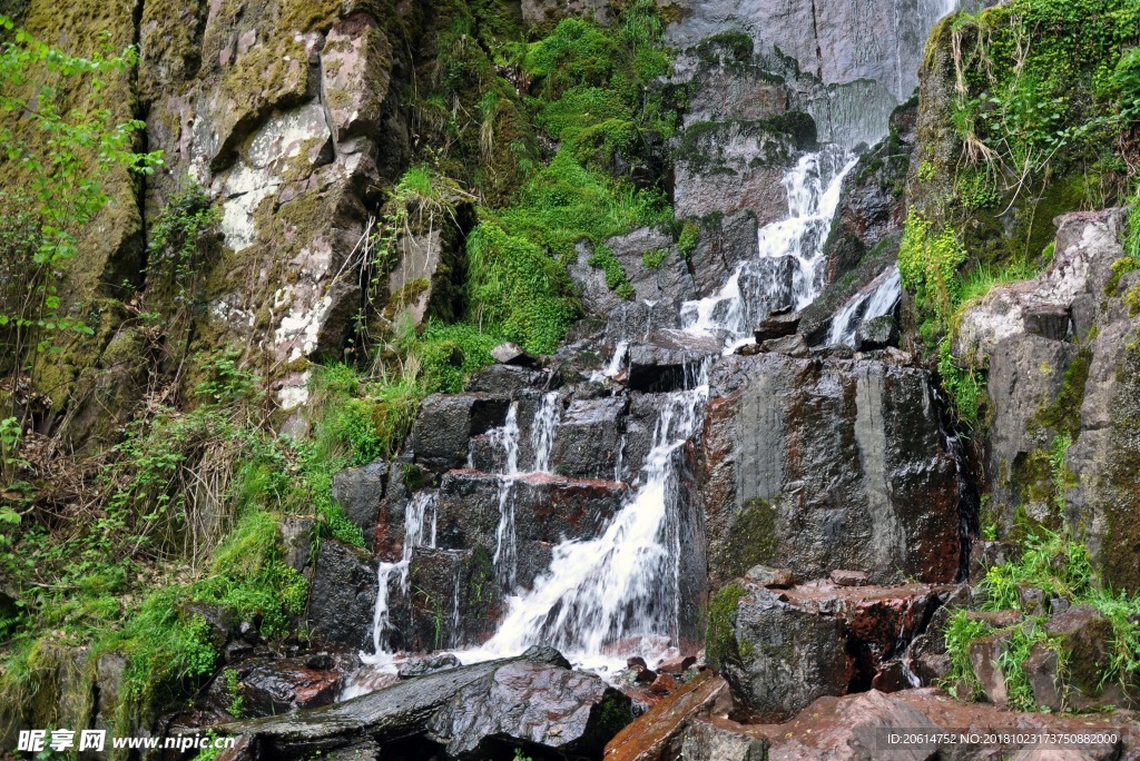 蓝天下的高山流水美景