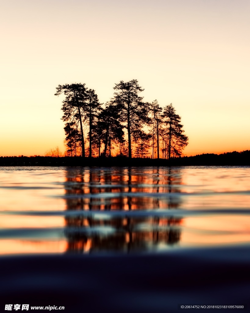 夕阳下的河道风景