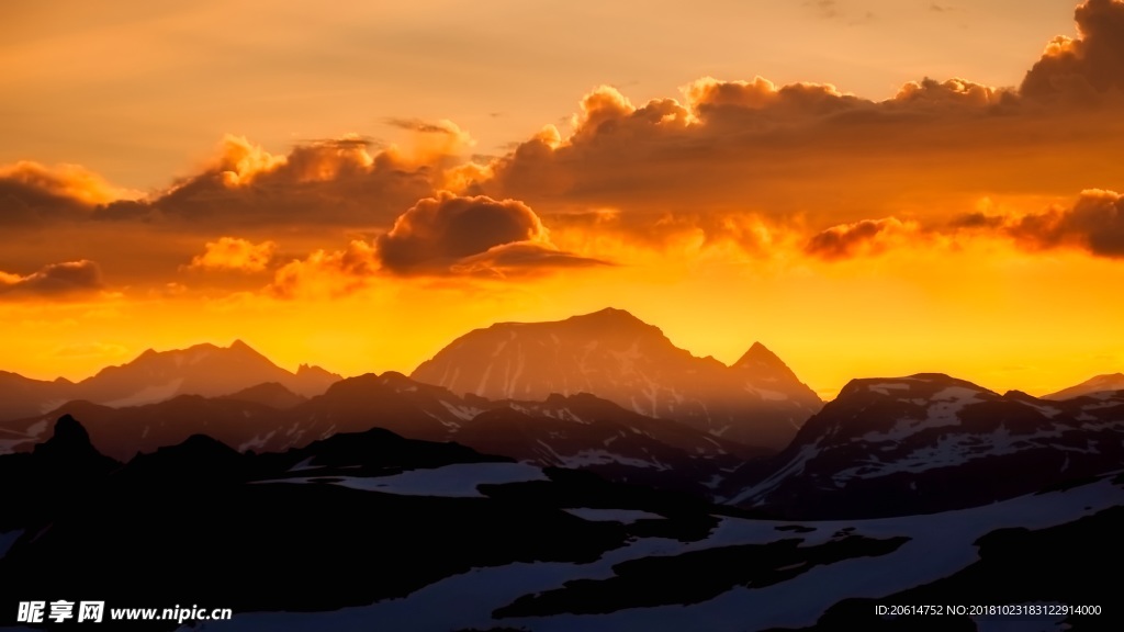 夕阳下的大山风景