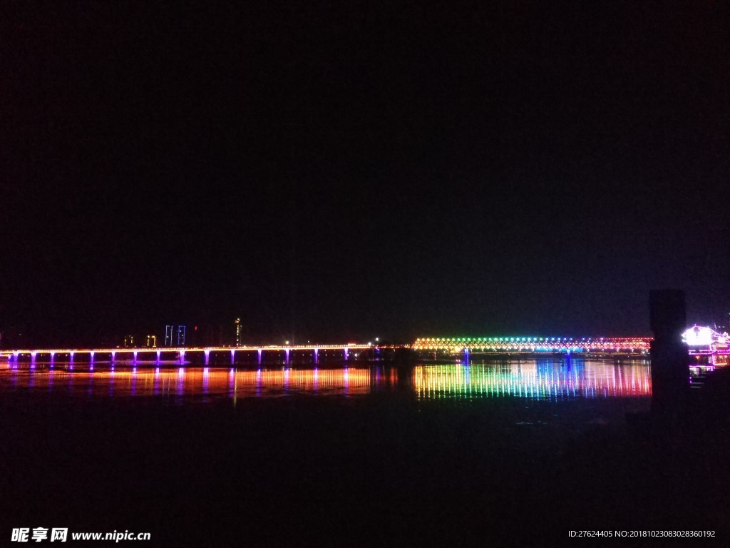 夜晚水中倒影