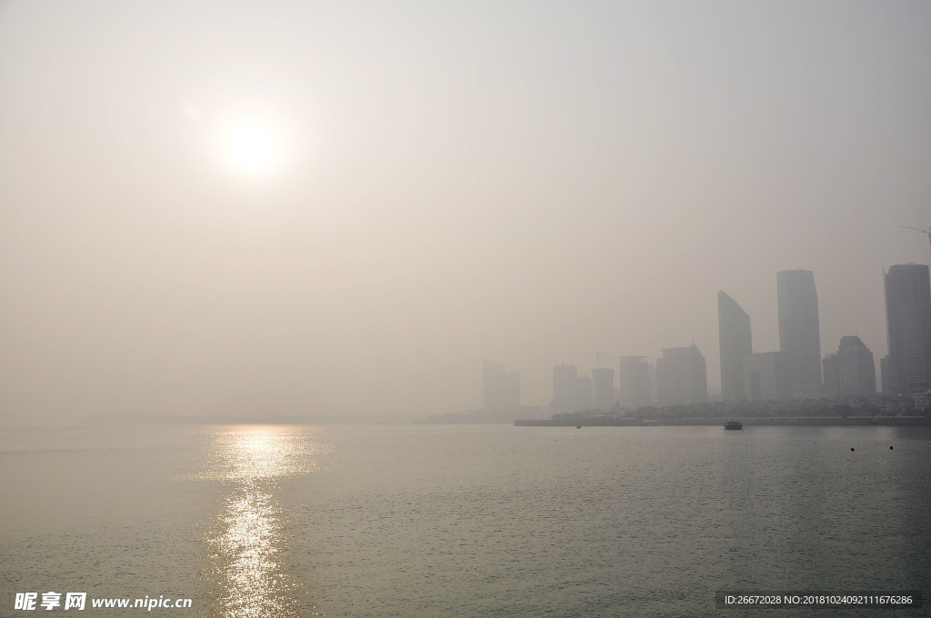 朦胧的海滨晨曦