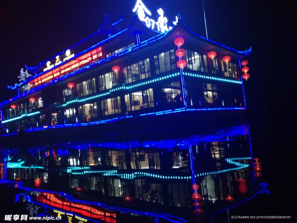 夜晚的渔船