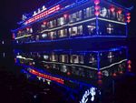 渔船夜晚倒影景色