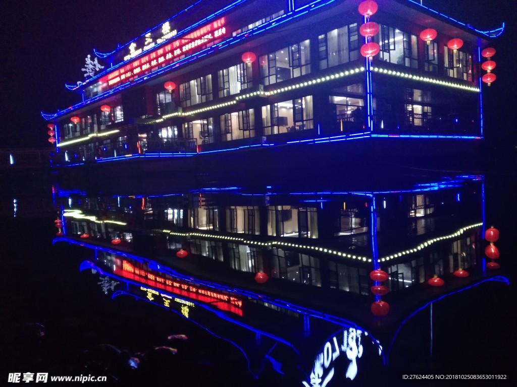 渔船夜晚倒影景色