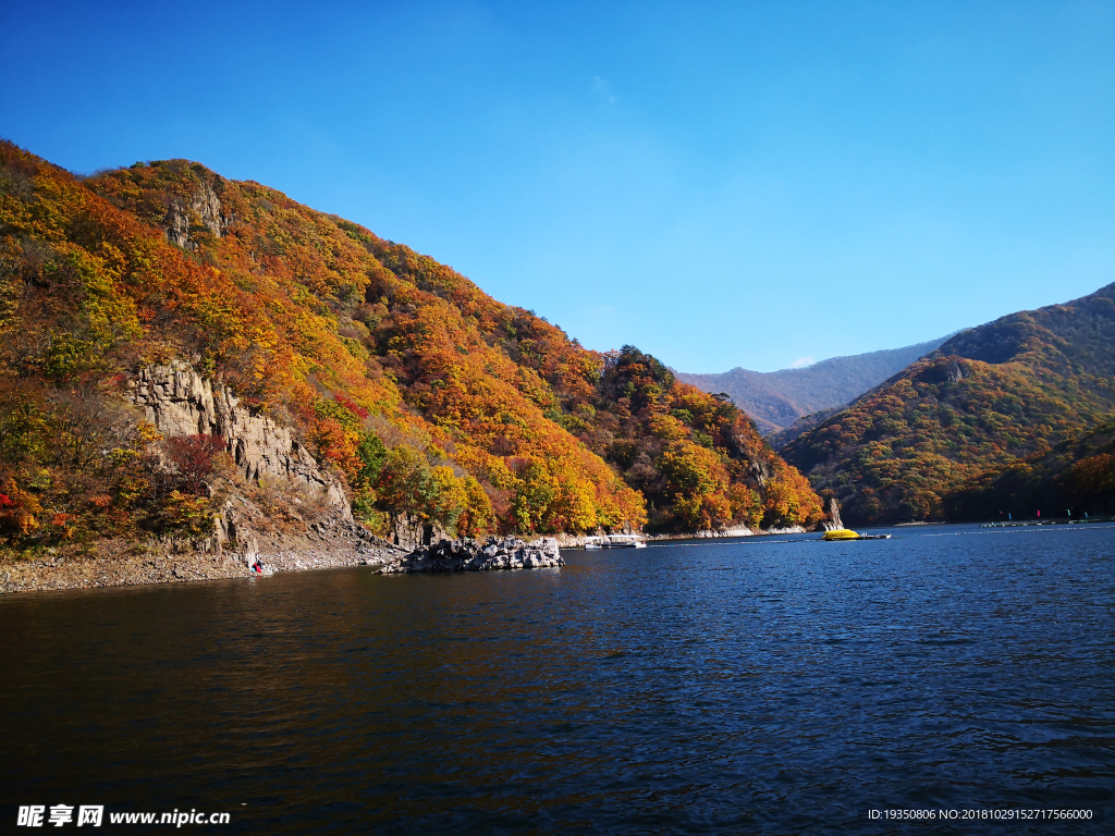 本溪关山湖秋天的风景