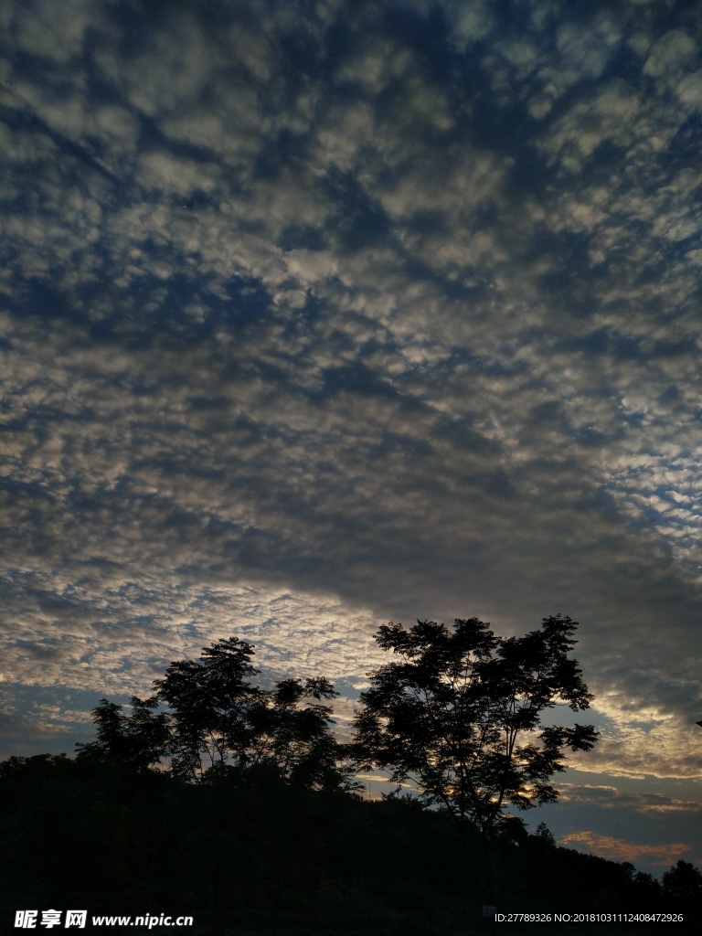 蔚蓝天空