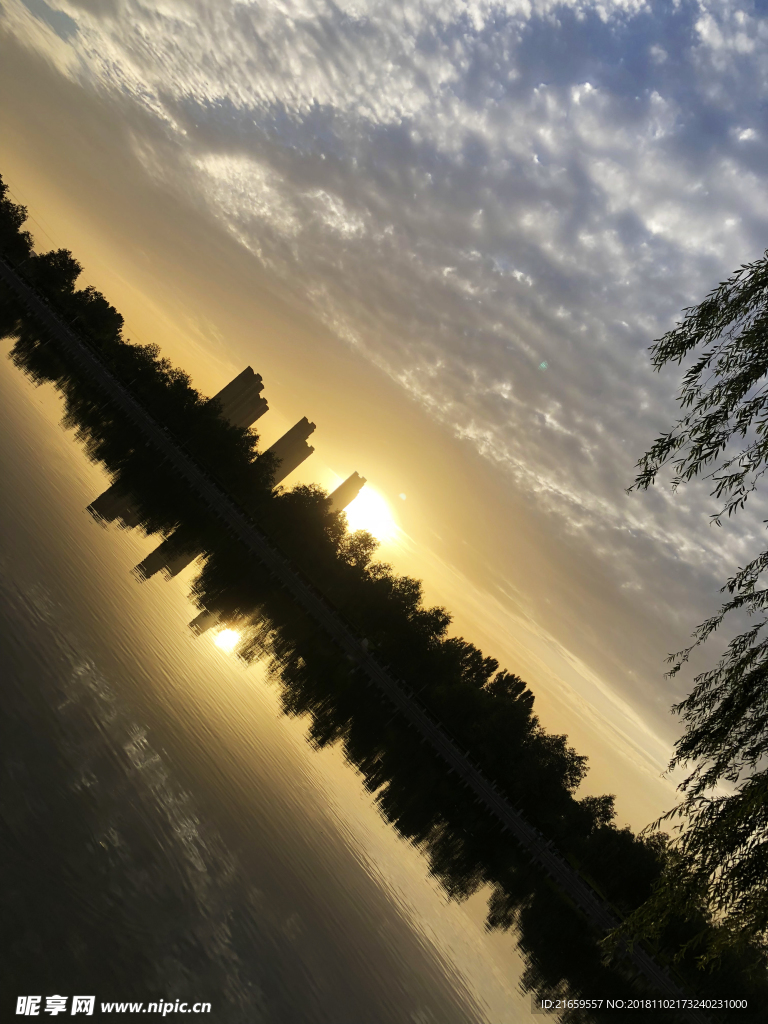 湖边夕阳