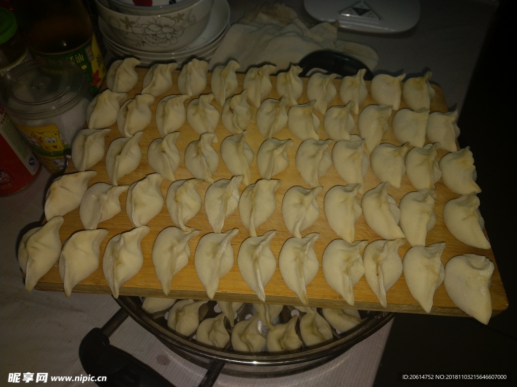 案板上的饺子