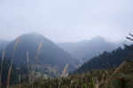 侗寨山路远景