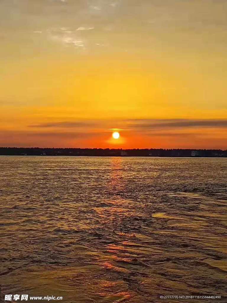 夕照长江水