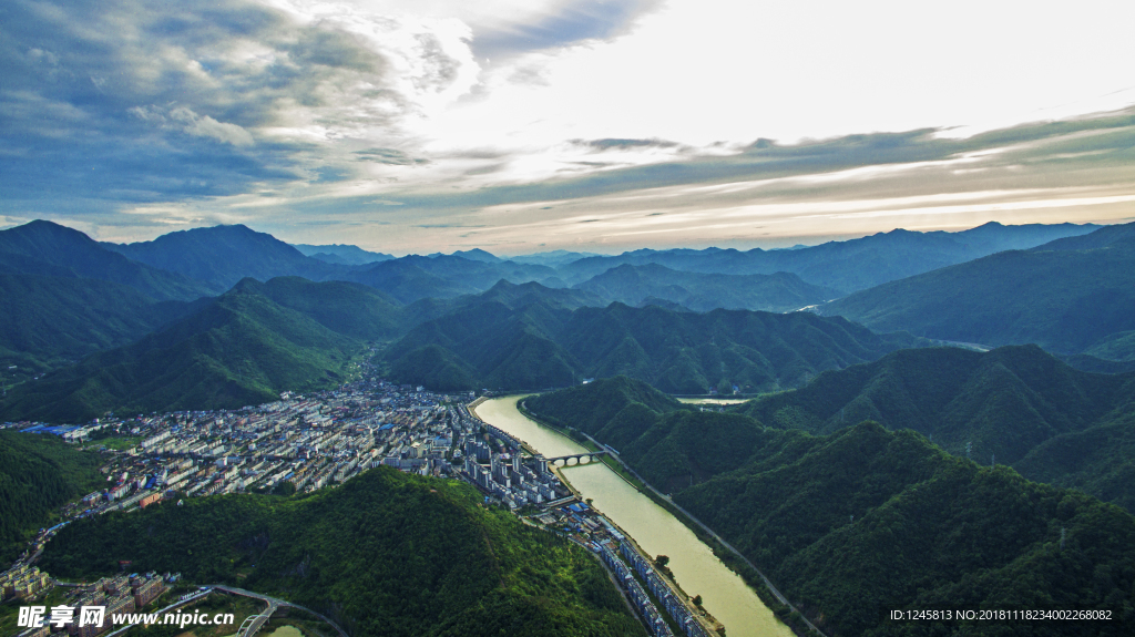 航拍石台山城