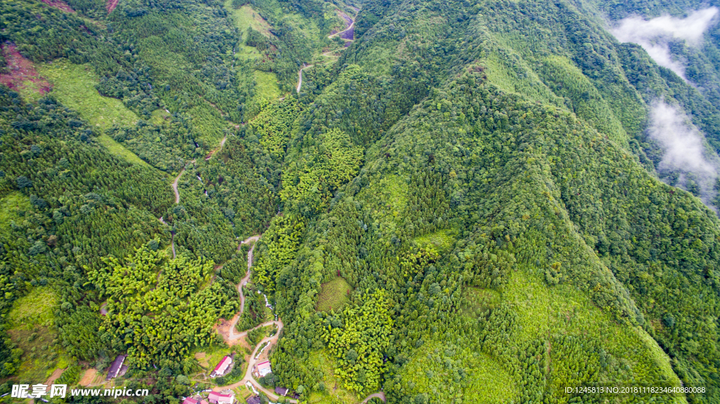 航拍山林