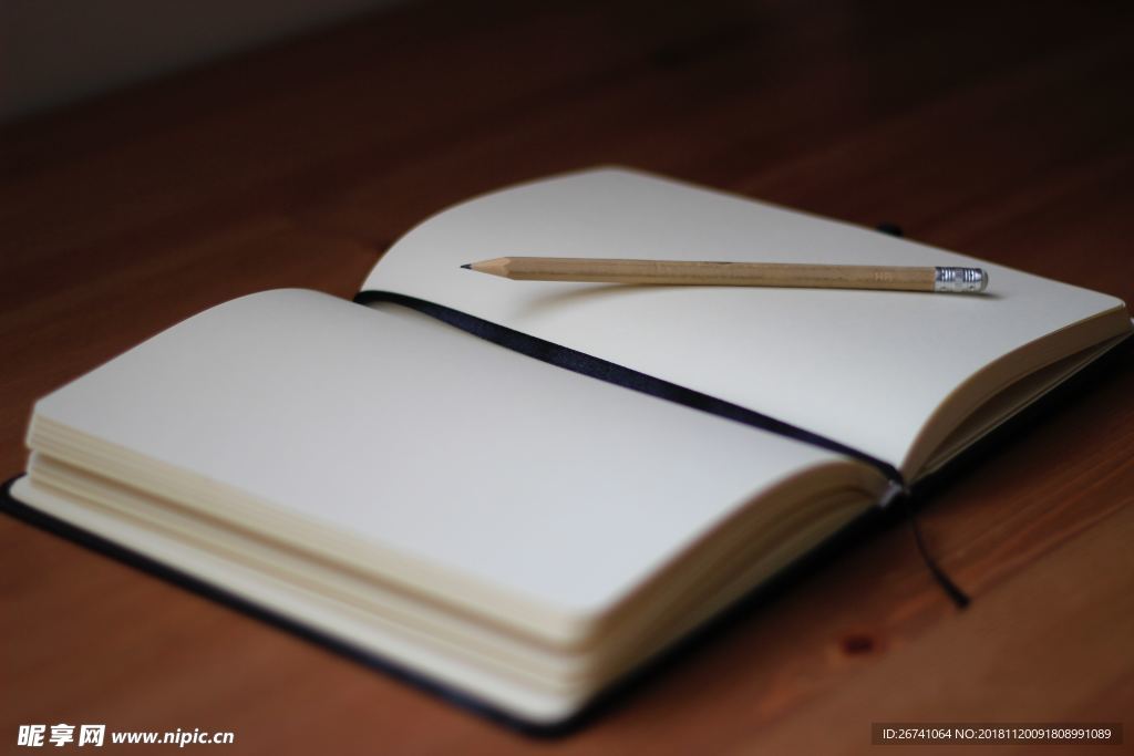 书本笔记本铅笔木桌