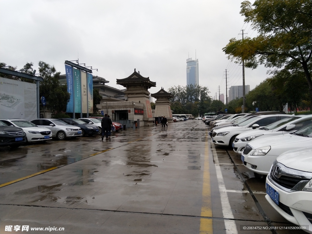 雨天的城市街道