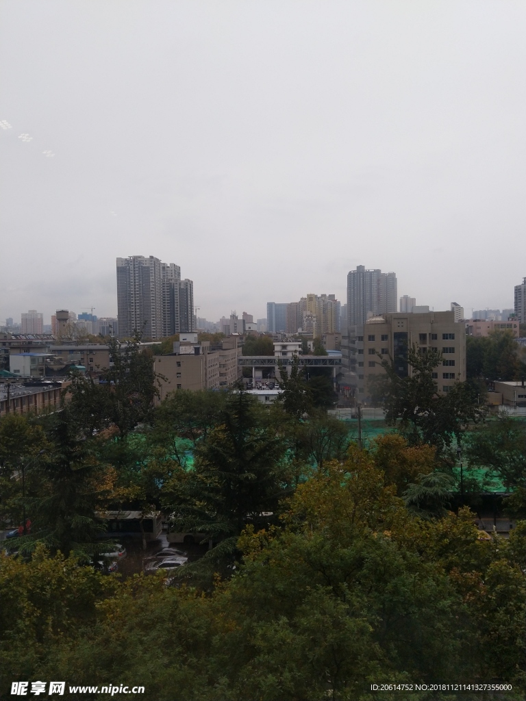 雨天下的城市高楼