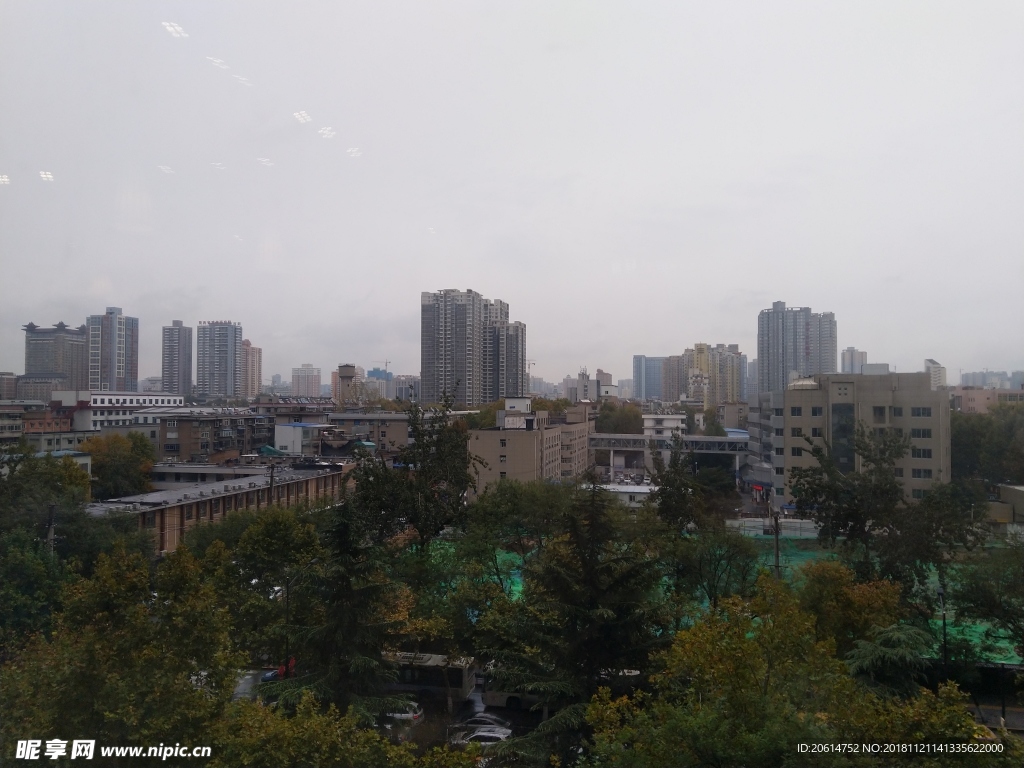 雨天下的城市高楼