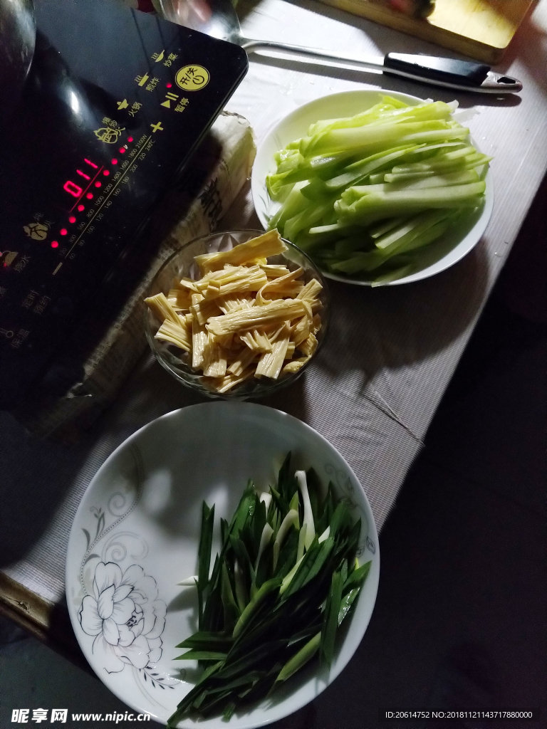 桌子上的食材