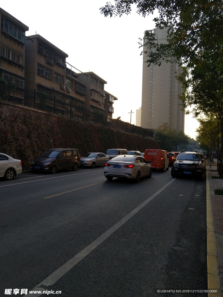 日暮下的城市街道