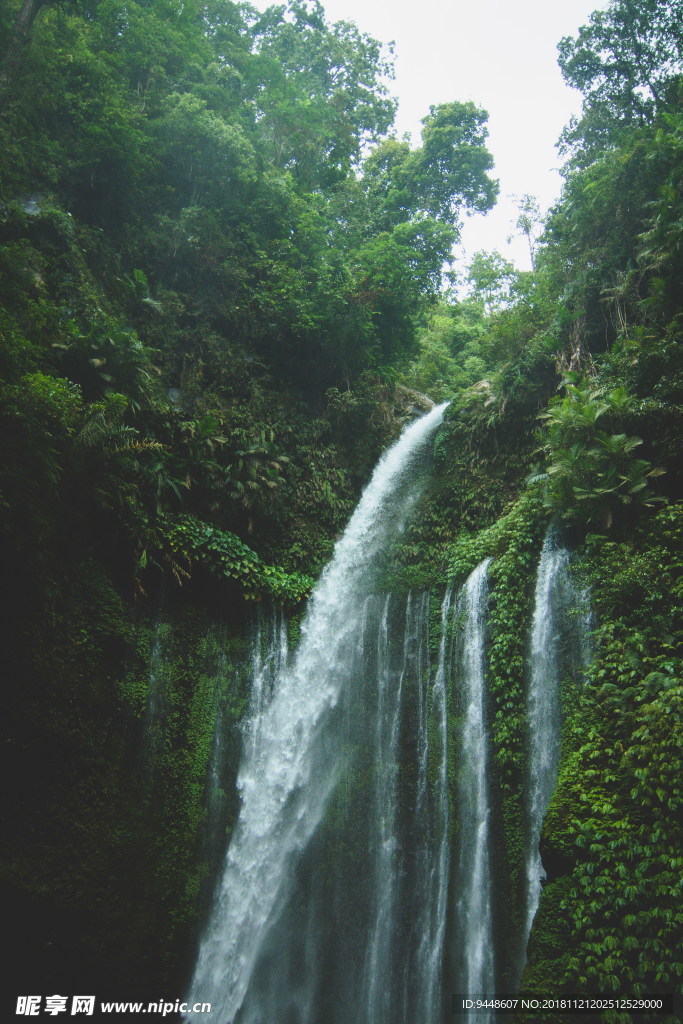 绿色山林瀑布风景图片