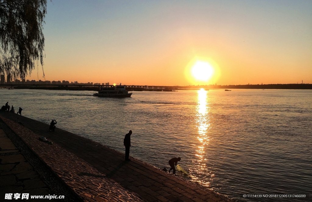 哈尔滨吧松花江畔夕阳风景